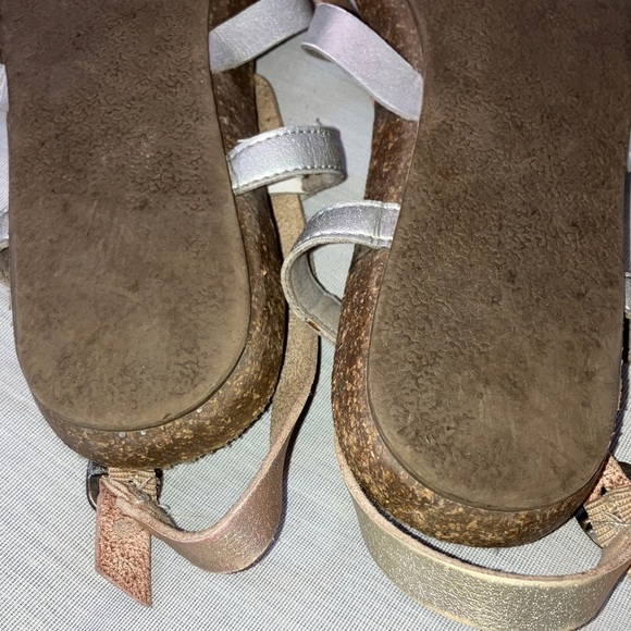 Blowfish size 4 youth  Silver gold and copper tone  Strappy Sandals - Picture 8 of 15